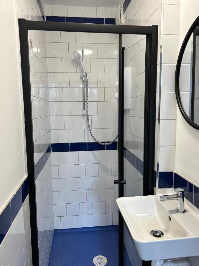 Cricketers Hostel Лондон Экстерьер фото