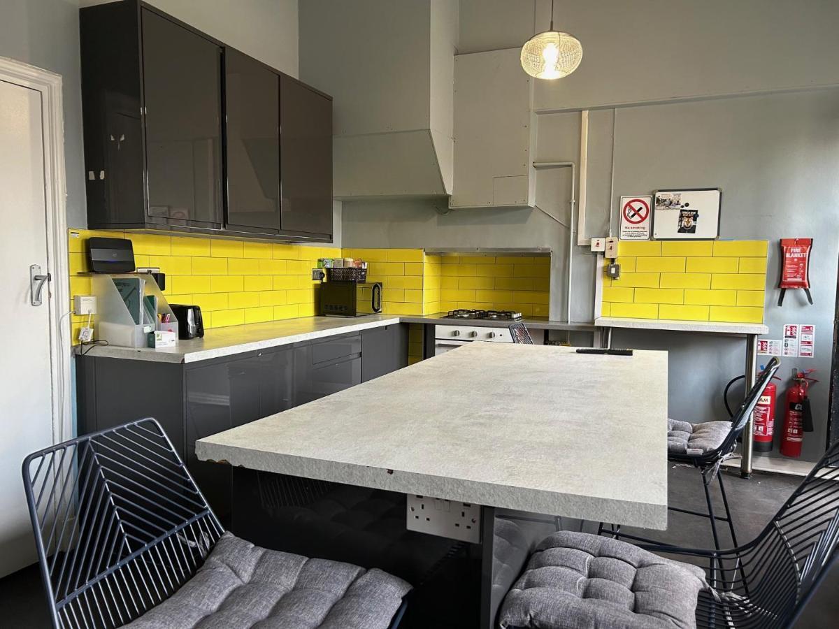 Cricketers Hostel Лондон Экстерьер фото