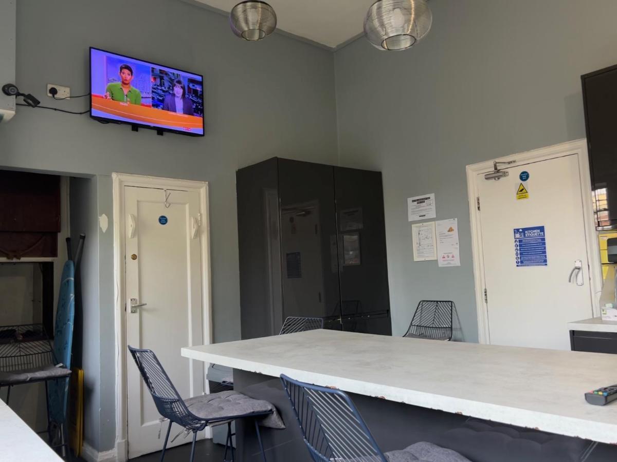 Cricketers Hostel Лондон Экстерьер фото