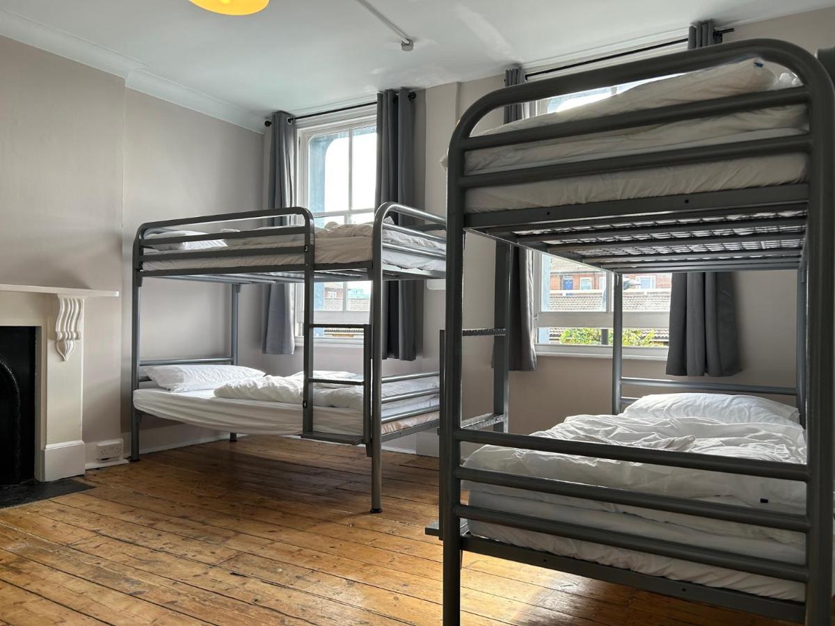 Cricketers Hostel Лондон Экстерьер фото