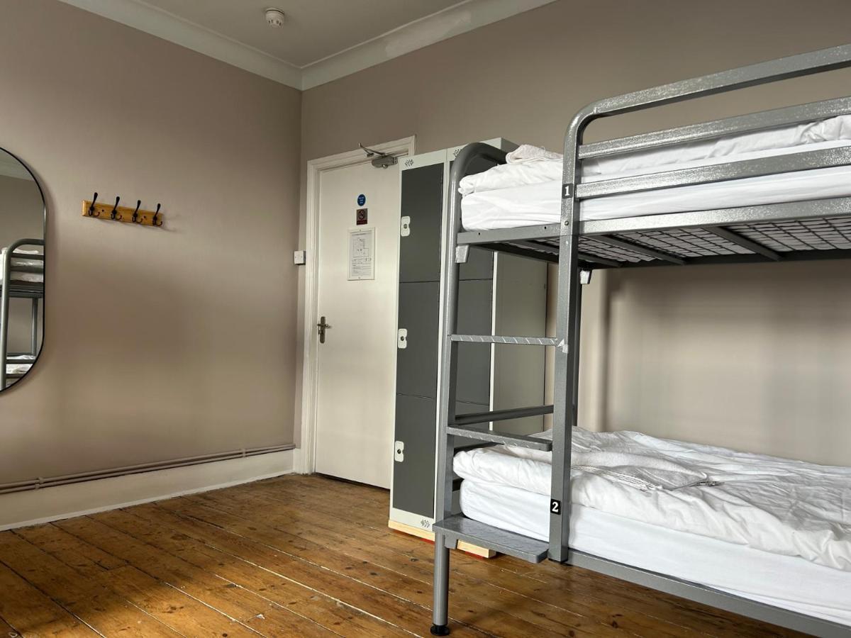 Cricketers Hostel Лондон Экстерьер фото