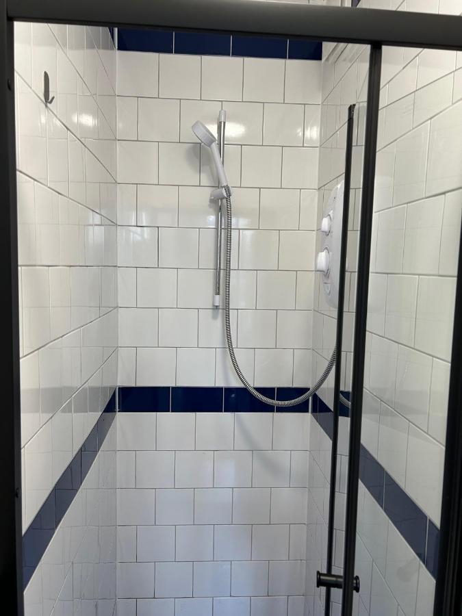 Cricketers Hostel Лондон Экстерьер фото