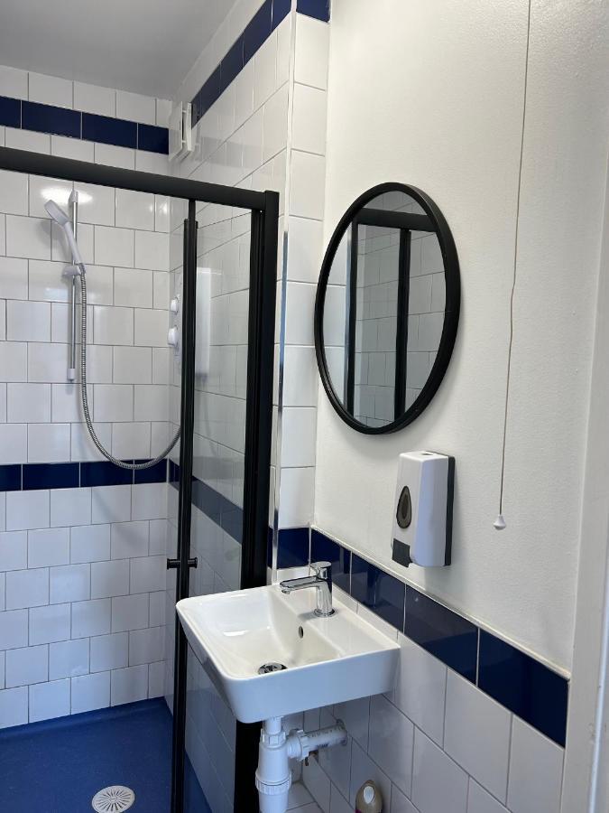 Cricketers Hostel Лондон Экстерьер фото