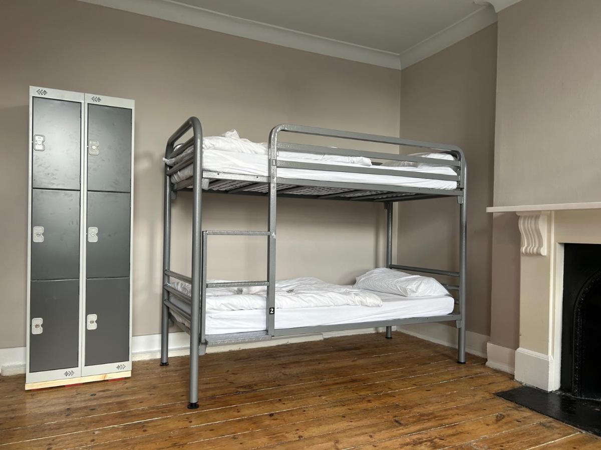 Cricketers Hostel Лондон Экстерьер фото