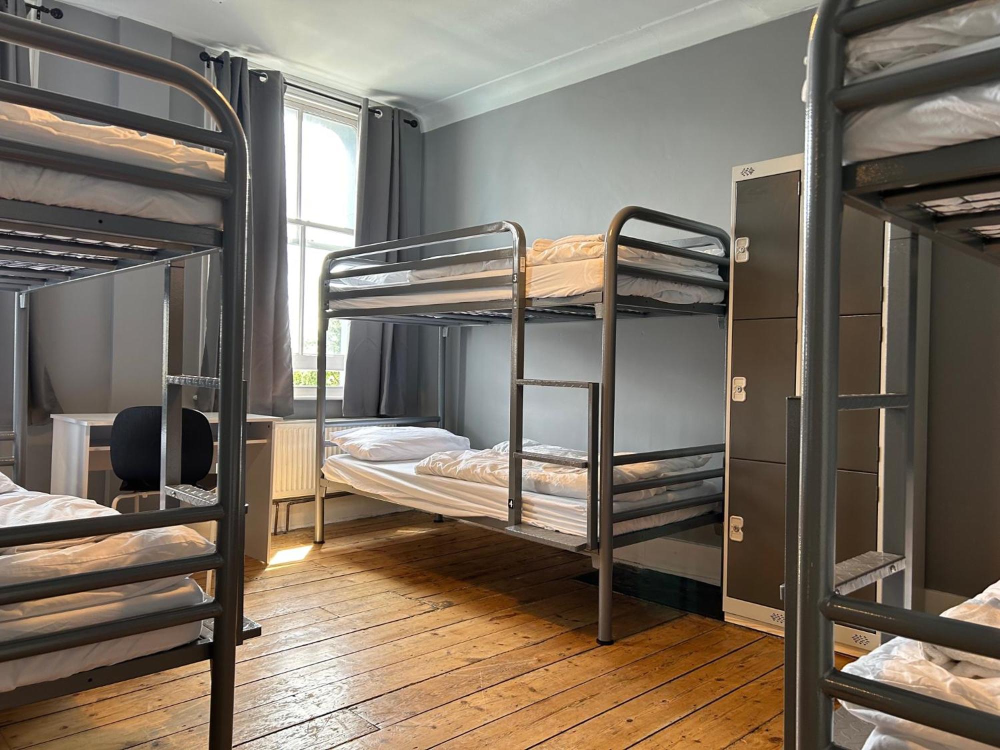Cricketers Hostel Лондон Экстерьер фото